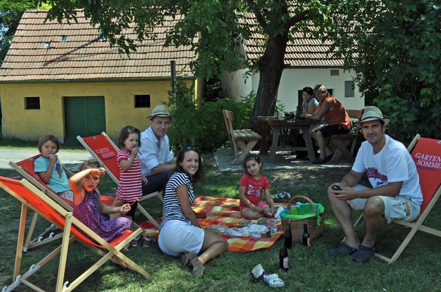 Viele Familien machten es sich auf der Picknickdecke mit Schmankerln gemütlich und genossen ein schönes Wochenende im Weinviertel.