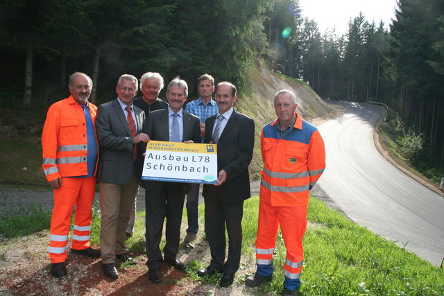 Josef Leutgeb (Straßenmeisterei Groß Gerungs), DI Herbert Schober (Leiter der Straßenbauabteilung Krems), Christian Springschitz (Leiter der Straßenmeisterei Groß Gerungs), LR Mag. Karl Wilfing, Gerhard Steininger (Leiterstv. der Straßenmeisterei Groß Gerungs), Ewald Fröschl (Bgm. von Schönbach), Karl Höchtl (Straßenmeisterei Groß Gerungs) (v.l.).