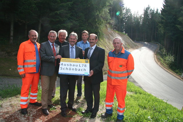 Josef Leutgeb (Straßenmeisterei Groß Gerungs), DI Herbert Schober (Leiter der Straßenbauabteilung Krems), Christian Springschitz (Leiter der Straßenmeisterei Groß Gerungs), LR Mag. Karl Wilfing, Gerhard Steininger (Leiterstv. der Straßenmeisterei Groß Gerungs), Ewald Fröschl (Bgm. von Schönbach), Karl Höchtl (Straßenmeisterei Groß Gerungs) (v.l.). | Foto: Land NÖ