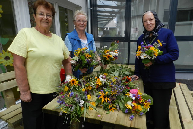 Mit viel Geschick und großer Freude waren die Bewohnerinnen beim Frauenbusch binden dabei.