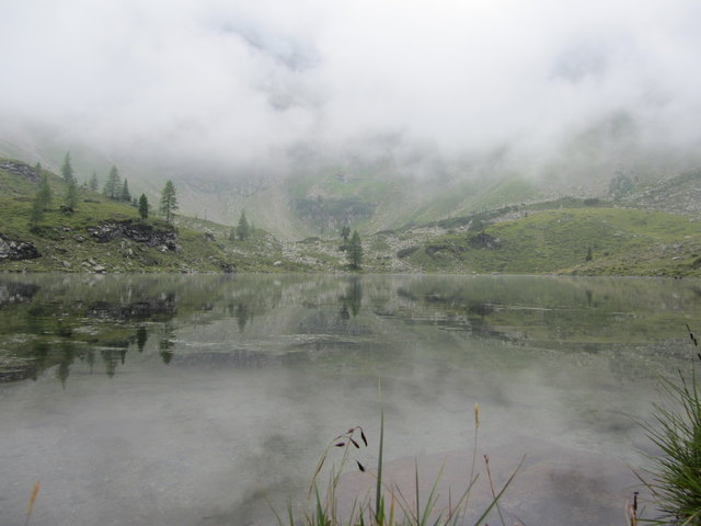 Der Moaralmsee liegt auf 1.827 Meter Seehöhe und gilt als beliebtes Wanderziel.