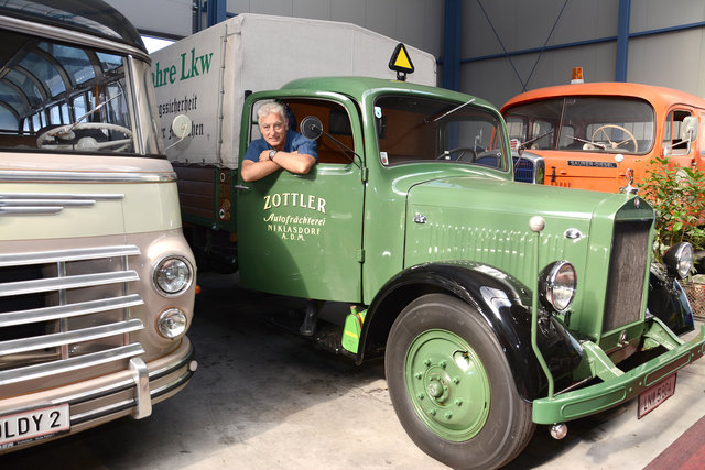 Max Zottler am Steuer eines Saurer-Diesel.
