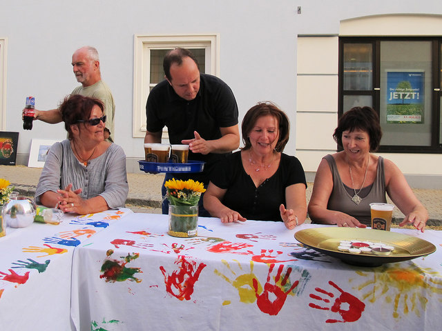 Ein neues Rollenverständnis wird gebraucht: Bürgermeister Christoph Stark (3.v.l.) bewirtete die Kunstschaffenden persönlich bei der ersten „Kultur-Lounge“ im öffentlichen Raum. | Foto: MK