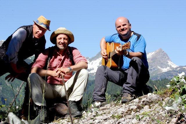 Fernsehredakteur Frank Meißner vom Bayerischen Fernsehen, Moderator Max Schmidt und Lechweg-Botschafter Toni Knittel wanderten gemeinsam am Lechweg.