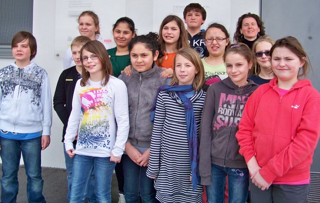 BLINDgehen – SEHENDführen – Jugendliche begleiten Blinde und Sehbehinderte durch das Festival.