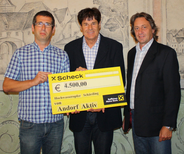 ANDORF. 4500 Euro sammelten die Betriebe von Andorf Aktiv gemeinsam mit ihren Kunden für die Opfer der Hochwasserkatastrophe Anfang Juni. Obmann Günter Hofbauer und Kurt Hochegger übergaben die stolze Summer an Bürgermeister Franz Angerer. | Foto: Andorf Aktiv