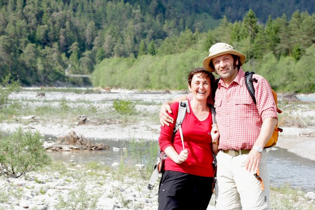 Fernsehmoderator Max Schmidt wanderte mit Naturparkgeschäftsführerin Anette Kestler am Lechweg.