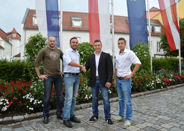 Landesobmann gratuliert: V. l.: August Weidenholzer, RFJ Landesobmann Gerhard Wolf, Paul und Michael Weber.