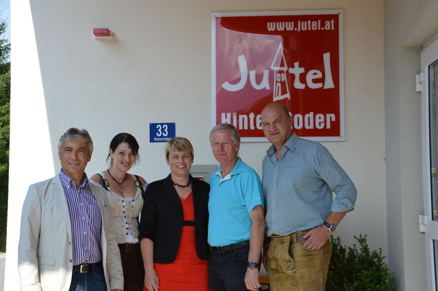 v.l.n.r. Finanzreferent Josef Seifried, Jutelleiterin Petra Ramsebner, Geschäftsführerin Barbara Sallinger, Bürgermeister Helmut Wallner, Vorsitzender LA Christian Dörfel