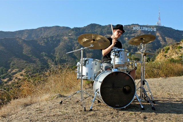 Rudi Pravda studierte in Los Angeles und posiert vor weltbekanntem Hintergrund