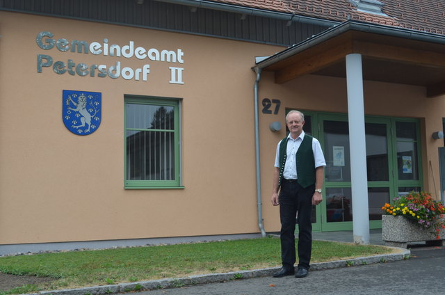 Bürgermeister Johann Löffler präsentierte stolz das 2004 renovierte Gemeindegebäude von Petersdorf II.