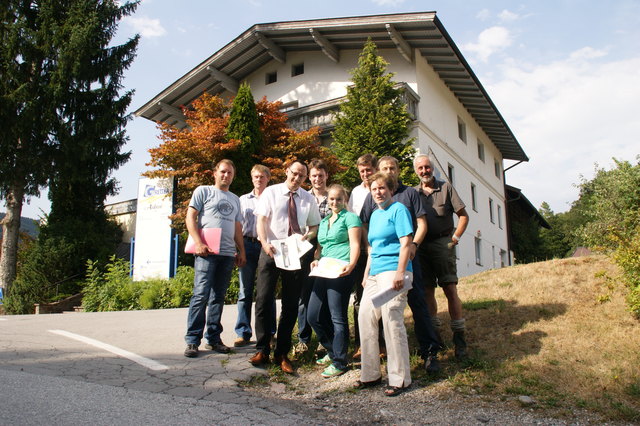 Die Anrainer gemeinsam mit Gemeinderat Robert Wehr vor dem Haus, auf dessen Grundstück gebaut werden soll.