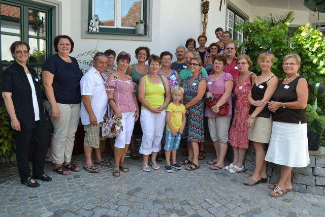 Das Weingut Weineck mit Gästezimmer (4 Blumen) in Röschitz war der zweite Betrieb der Besichtigungstour: Andrea Freyberger, Regina Weineck, Anton Blauensteiner, Hedwig Blauensteiner, Monika Schließelberger, Fabian Weineck, Sylvia Hauser, Monika Fleischmann, Brigitte Barek, Gabriele Neumeyer, Gerti Edlinger, Gabriele Gansler, Sabine Wendtner, Maria Krottendorfer, Hermann Schließelberger, Obmann Franz Huber, Gerhard Völker, Martha Völker, Rosa Studeny, Helga Dungl, Theresa Dungl.