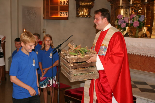 P. Clemens mit der neuen Stola und der Henne
