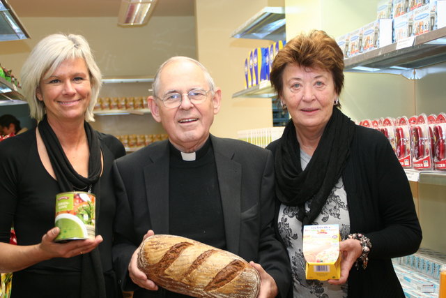 Simmeringer Vinzimarkt-Chefin Angela Proksch mit Vinzi-Pfarrer Wolfgang Pucher und SP-Bezirksvorsteherin Renate Angerer.