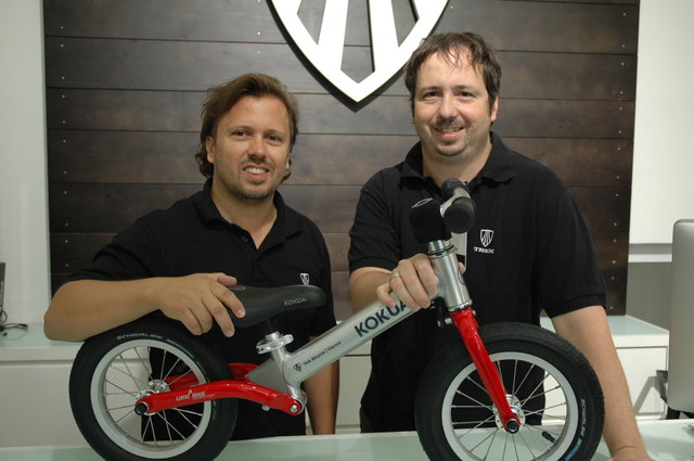 Alexander (li.) und Christian Gusel haben für jede Altersklasse das passende Bike.