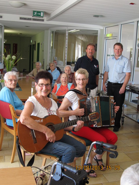 Heimleiter Peter Pröll (r.) und Pflegedienstleiter Friedrich Schneider (2. v.r.) mit Irmi Küblböck und Herta Kepplinger die jeden Dienstag im Altenheim Aigen spielen.