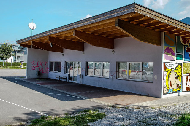 Die Fassade des Jugendzentrums in Reutte wurde schwer beschädigt.