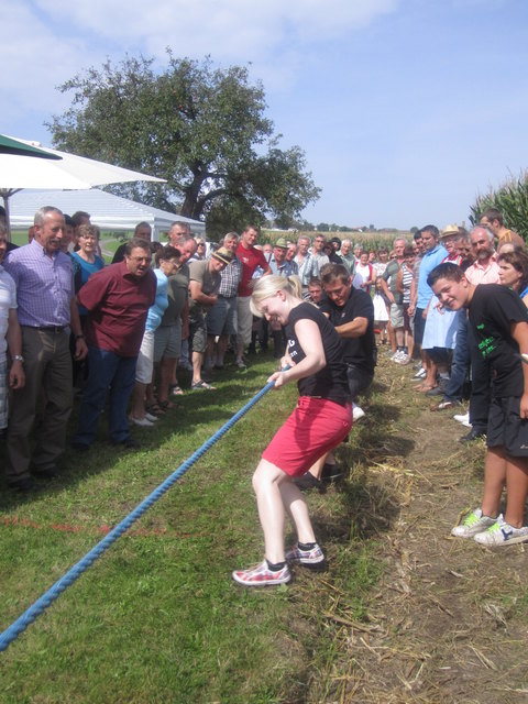 Dorffest 2011 - Dörfer-Seilziehen; Katharina und Josef versuchen für Kirchberg die Stärkeren zu sein.