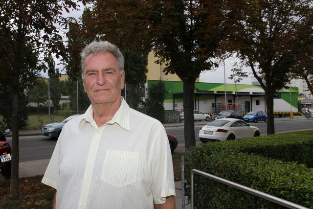 Anrainer Paul Gösselsberger hält den oftmaligen Gestank im Bereich der Siedlung Meidlgasse 43 nicht mehr aus.