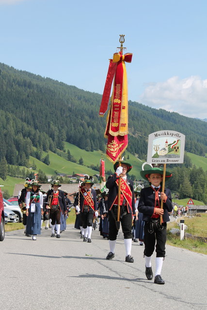 Die Musikkapelle Gries am Brenner beim Einzug in das Festgelände