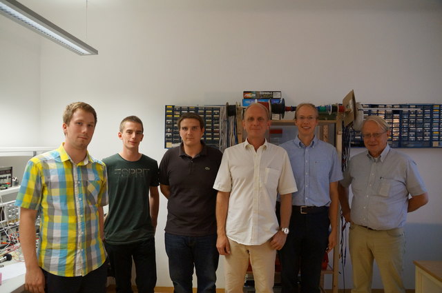 Wolfgang Vogl (4.v.li) mit seinem Team am neuen Standort.
