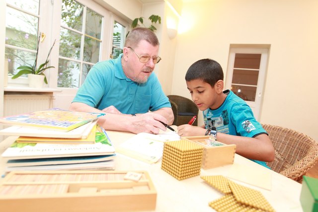 Auch junge Opas und Omas können in dem Projekt zur Unterstützung von lernschwachen Kindern helfen.