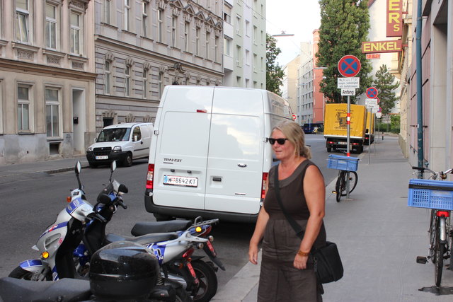 Elisabeth S. klagt an: „Die Anzahl an Parkpickerln und Stellplätzen gehört abgeglichen!“