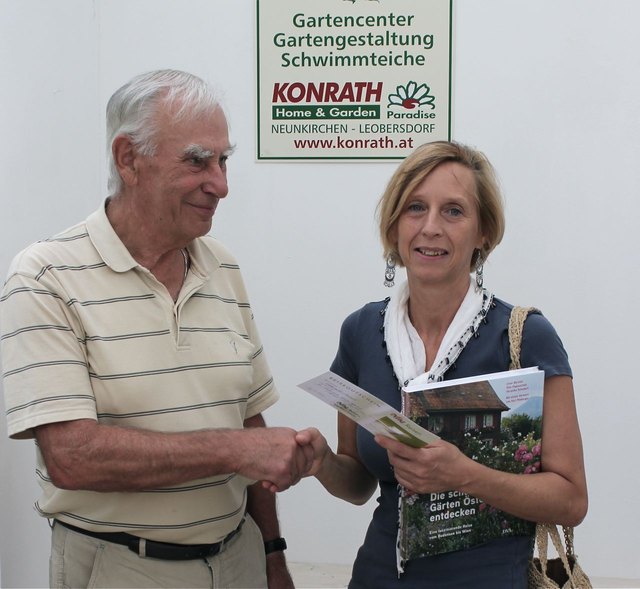 Heinz-Peter Konrath gratuliert Silvia Puhr zum Hauptgewinn.