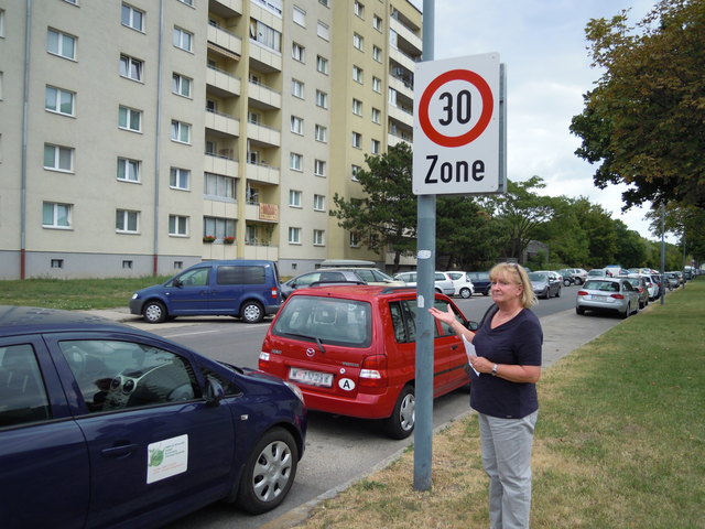 Marianne Artmann bittet Raser zur Einhaltung der 30er-Zone.