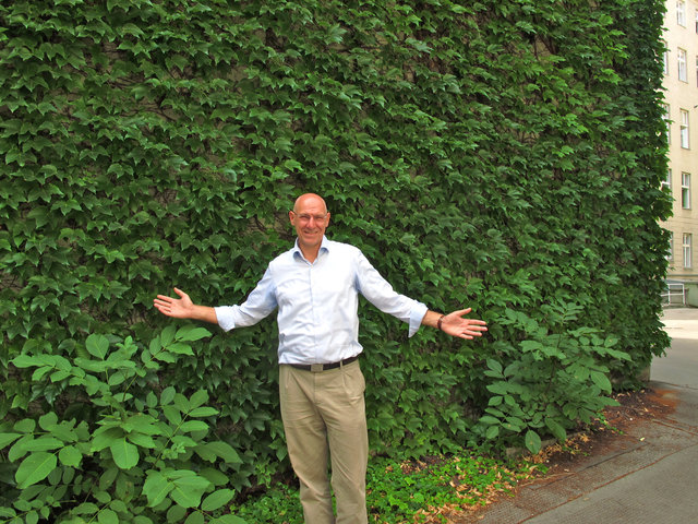 A. Spritzendorfer fordert mehr Fassadenbegrünungen für die Josefstadt. | Foto: Alexander Spritzendorfer