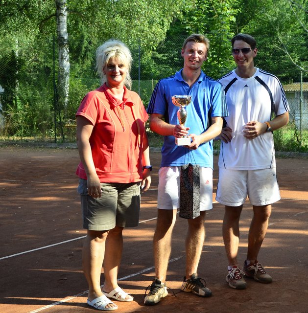Vizebgm. Juricka und Obmann Heger (rechts) gratulierten Sieger Dominik Bednar.
