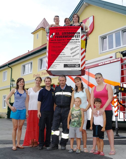 Viele Helfer sind nötig, dass auch das 22. Leesdorfer Feuerwehrfest wieder ein Erfolg wird. Unserer Kellnerinnen sind zwar sehr schnell, sie werden aber nicht wie im Bild aus der Luft servieren. Im Bild einige der vielen Helfer (vom links): Katharina Muß, Manuela Eitler, Kommandant - Stellvertreter Oberbrandinspektor Bernhard Leitgeb, Kommandant Landesfeuerwehrrat Anton Kerschbaumer, Sandra Horvath mit Sohn Michael, Stephanie Ramberger mit Julian Gaster. Im den Arbeiteskorb des Schweren Rüstfahrzeuges sind
