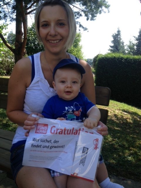 Claudia Oberklammer mit Sohn Philipp und den Gutscheinen