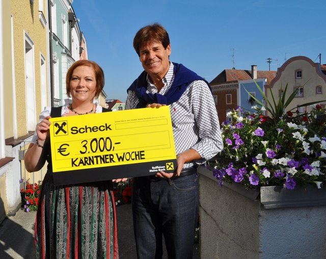 Scheckübergabe in Schärding: WOCHE-Redakteurin Eva-Maria Peham und Bürgermeister Franz Angerer