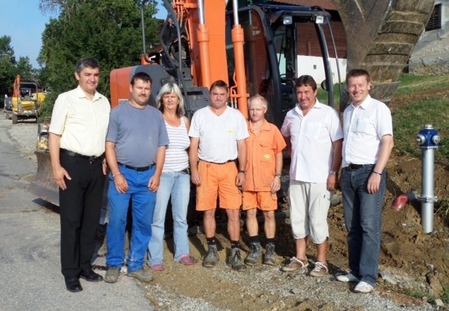 Die Bürgermeister Walter Temmel (li.) Franz Wachter (2.v.re.) und Bernhard Deutsch (re.) machen sich ein Bild vom Baufortschritt.