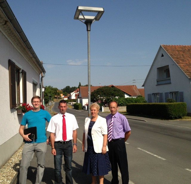 LED-Licht an! Christian Rauscher, Gemeinderat Eugen Burits, Landesrätin Verena Dunst, Bürgermeister Siegfried Klucsarits (v.l.)
