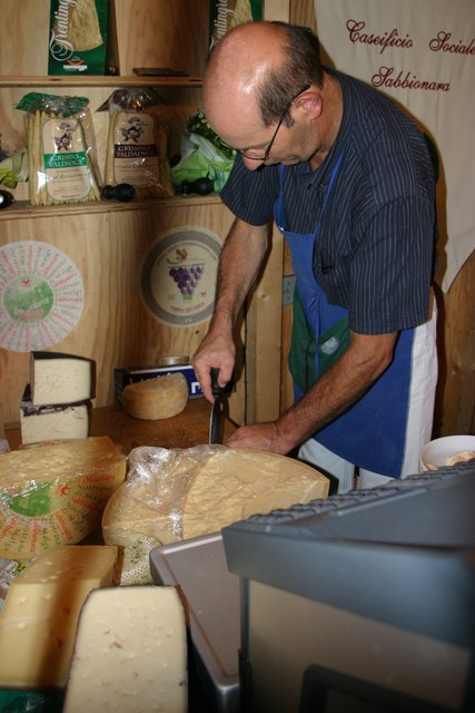 Italienischen Käse, Olivenöl, und vieles mehr gibt es an den Ständen zu kaufen.