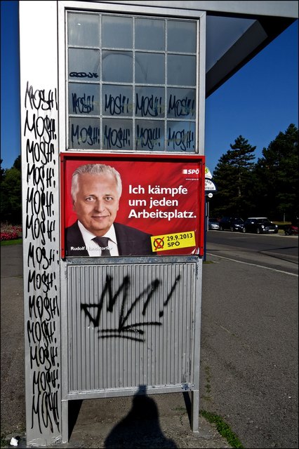 So sieht das Wartehäuschen beim Eingang Filmteichstraße zum Kurpark Oberlaa aus. Wenn das kein Kandidat für den Schandfleck der Woche ist?!!