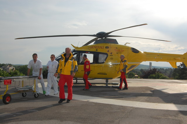 Die Einsatzcrew des C9 beim Bergen eines Patienten auf dem Landeplatz im Landesklinikum Mistelbach.