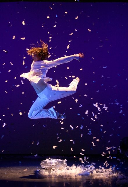 Der 22-jährige Dennis Mac Dao ist der „Federkünstler“ von „Got to Dance“