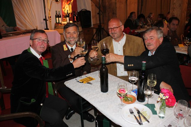 Dollberger, Eibl, Gschwandtner und Haas (v.l.n.r.) stoßen auf weitere gute Jahre der Gemeindepartnerschaft an.