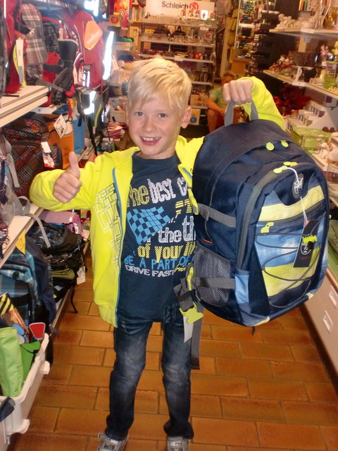 Nico trägt am liebsten Jeans und lässige Sweater in der Schule