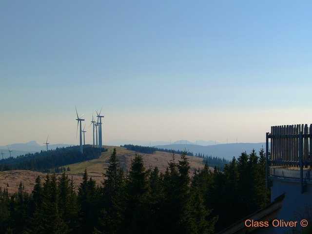 Bei guter Sicht, erkennt man Nordwestlich schauend von meinem Balkon in Großpetersdorf, einen Windpark am Wechselgebirge. Ich suchte nach diesem Ort und fand ihn in der 70 km entfernten Gemeinde Ratten im Joglland.