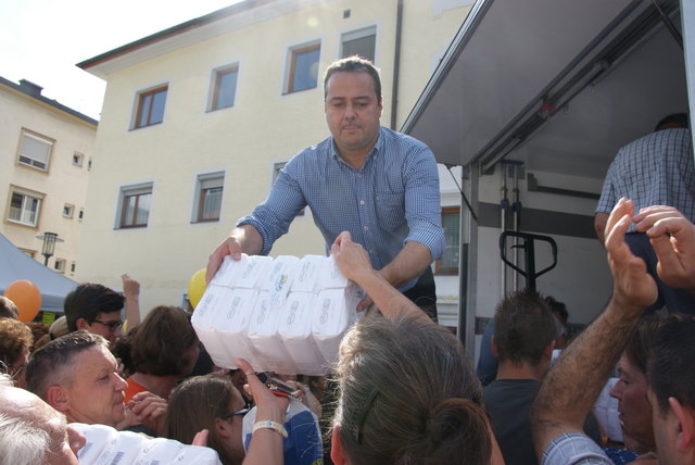 Andreas Grüner, 2004 noch LG-Obmann, verkauft heuer zehn Kilogramm Mehl um 1 Euro.