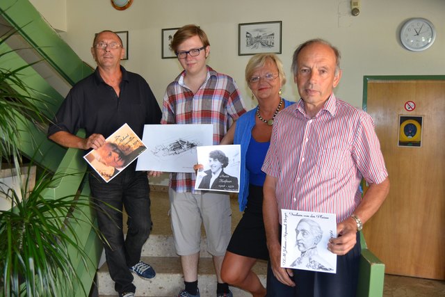 Wolfgang Steiger (Briefmarkenverein), Bgm. Ingrid Salamon, Johann Gallis, Stadtrat Manfred Klug.