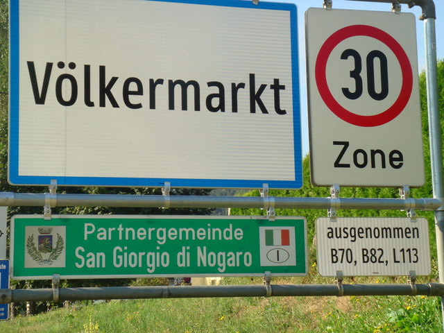 An den Ortstafeln ist die "30er Zone" ausgewiesen. Damit spart man sich den Schilderwald in der Stadt