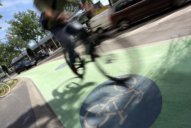 Geldverschwendung oder Sicherheitsmaßnahme: Die grünen Radwege lassen die Wogen in Mariahilf hochgehen.