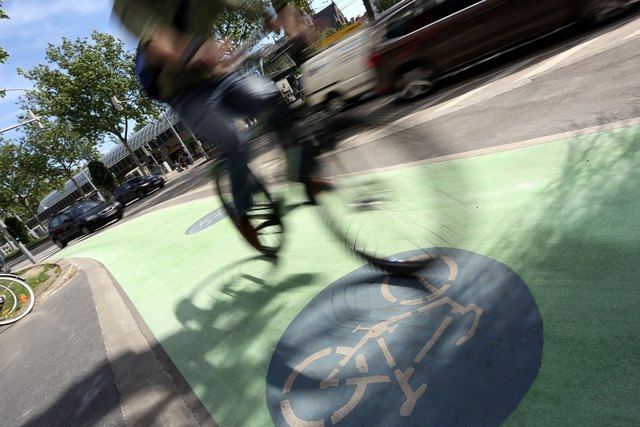 Geldverschwendung oder Sicherheitsmaßnahme: Die grünen Radwege lassen die Wogen in Mariahilf hochgehen. | Foto: Christian Fürthner/PID