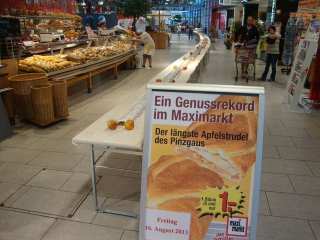 Der 30 Meter lange Apfelstrudel ergab ungefähr 500 Portionen Genuss und insgesamt 2.000 Euro.